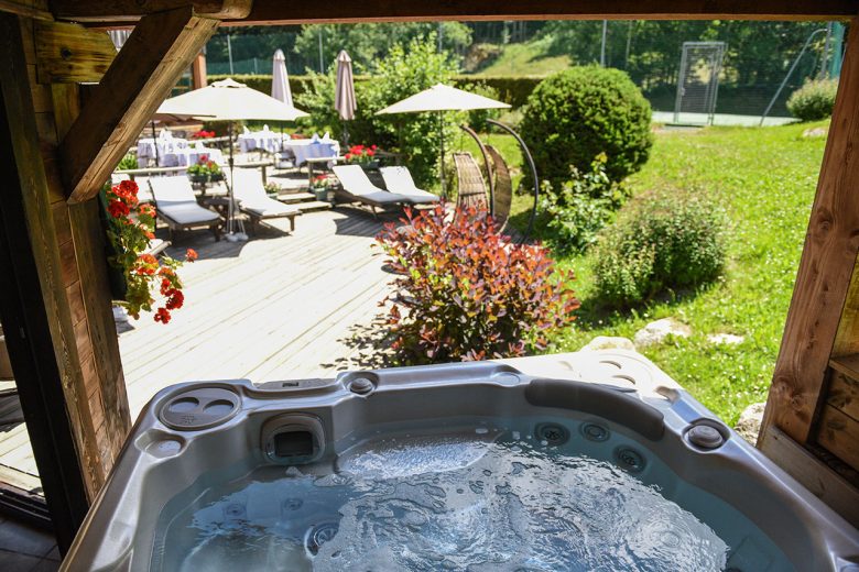 le jardin et le jacuzzi du spa de l'hotel du Paume à Chamonix Mont-blanc
