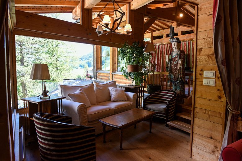 l'ambiance calme, boisée et chaleureuse du Salon bouddha de l'hotel du Paume à Chamonix Mont-blanc