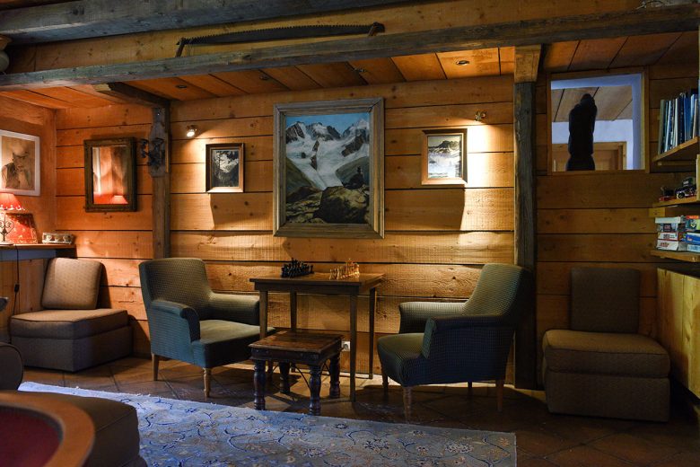 l'ambiance calme, boisée et chaleureuse du Salon jeu d'échec de l'hotel du Paume à Chamonix Mont-blanc