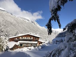 l'hotel chalet jeu de paume Chamonix mont blanc sous la neige