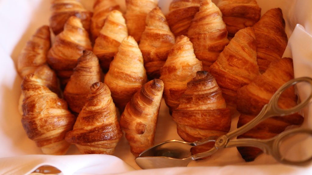 Viennoiseries croissants du petit-déjeuner préparées par la pâtissière de La Table du Lavancher