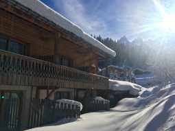 vue sur les aiguilles du midi du Chalet hotel & spa jeu de paume Chamonix Mont-Blanc au Lavancher et son restaurant bistronomique Le Rosebud sous la neige