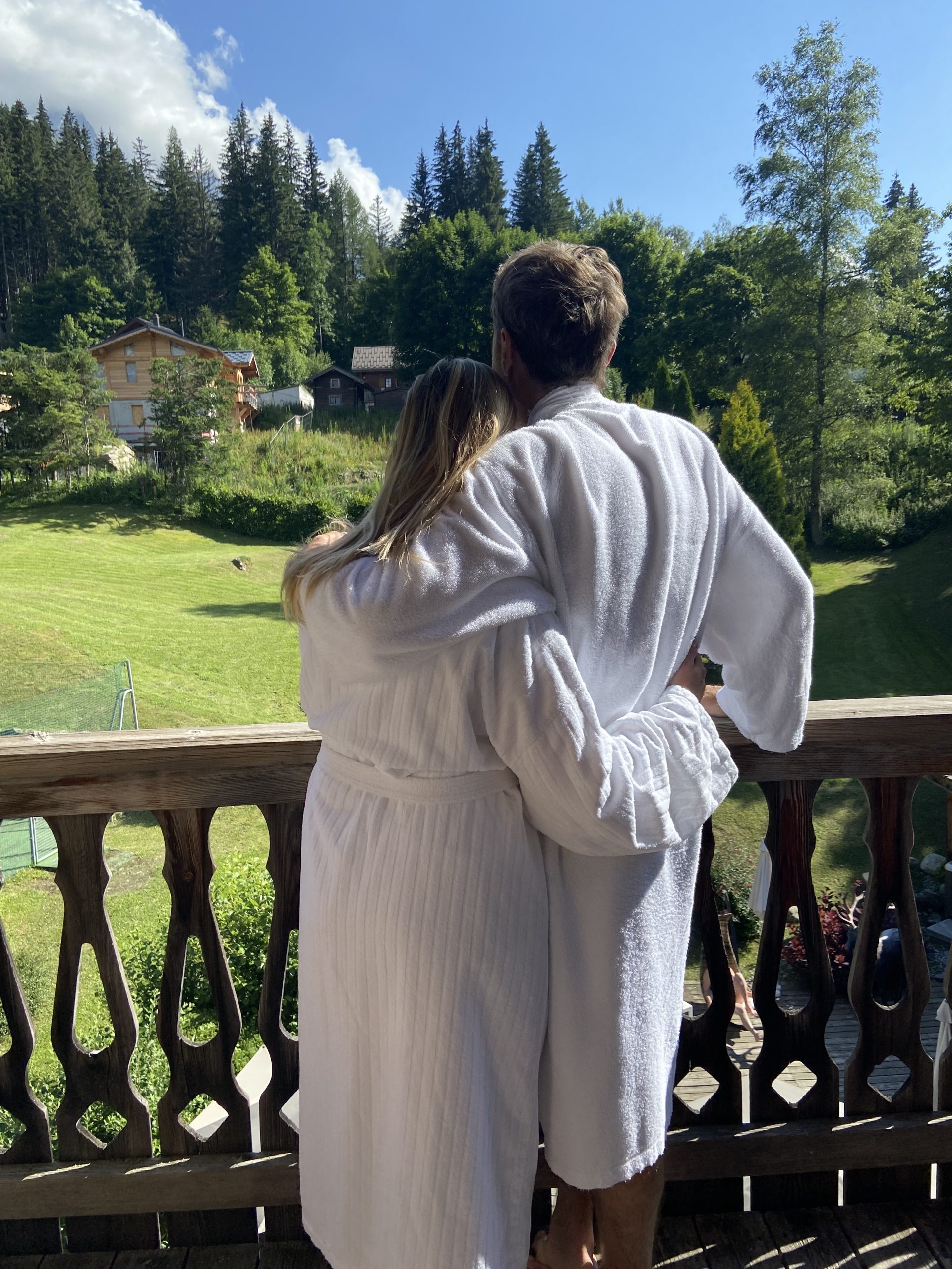 couple amoureux pour la saint Valentin, sur une terrasse de chambre du chalet hotel & spa jeu de paume Chamonix Mont-Blanc
