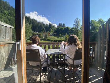 couple sur une terrasse de chambre buvant son café du chalet hotel & spa jeu de paume Chamonix Mont-Blanc