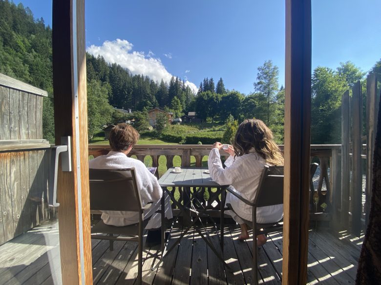 een stel op een terras van hun chalet hotel dat koffie drinkt spa jeu de paume Chamonix Mont BlancB