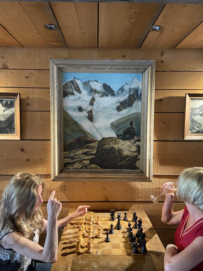 Les joueuses d'échec au bar du chalet hotel & spa jeu de paume Chamonix Mont-Blanc