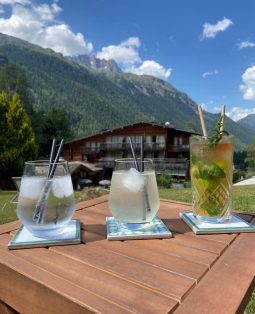 cocktails dans les jardins en pleine nature du chalet hotel & spa jeu de paume chamonix mont blanc