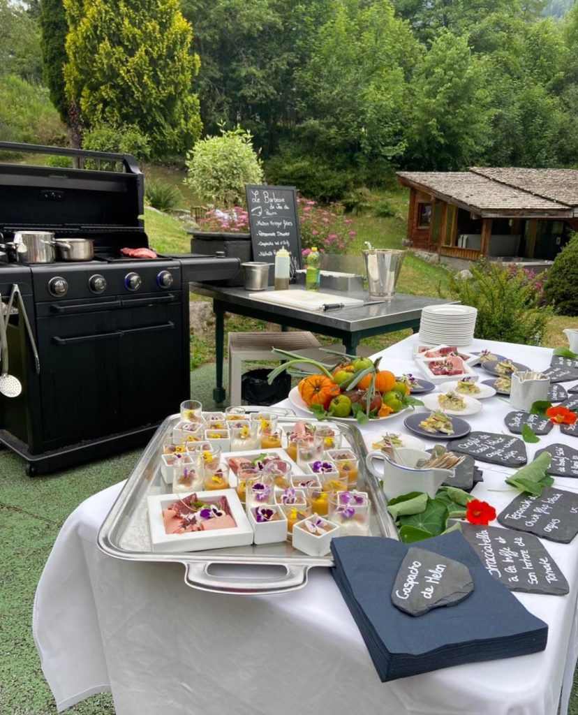 Le restaurant du chalet hotel & spa jeu de paume chamonix mont blanc pour un événement mariage dans le jardin et barbecue