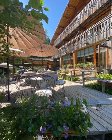La terrasse du restaurant du chalet hotel & spa jeu de paume chamonix mont blanc