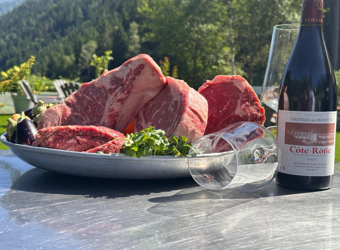 Barbecue en terrasse à La Table du Lavancher, viandes grillées par le chef