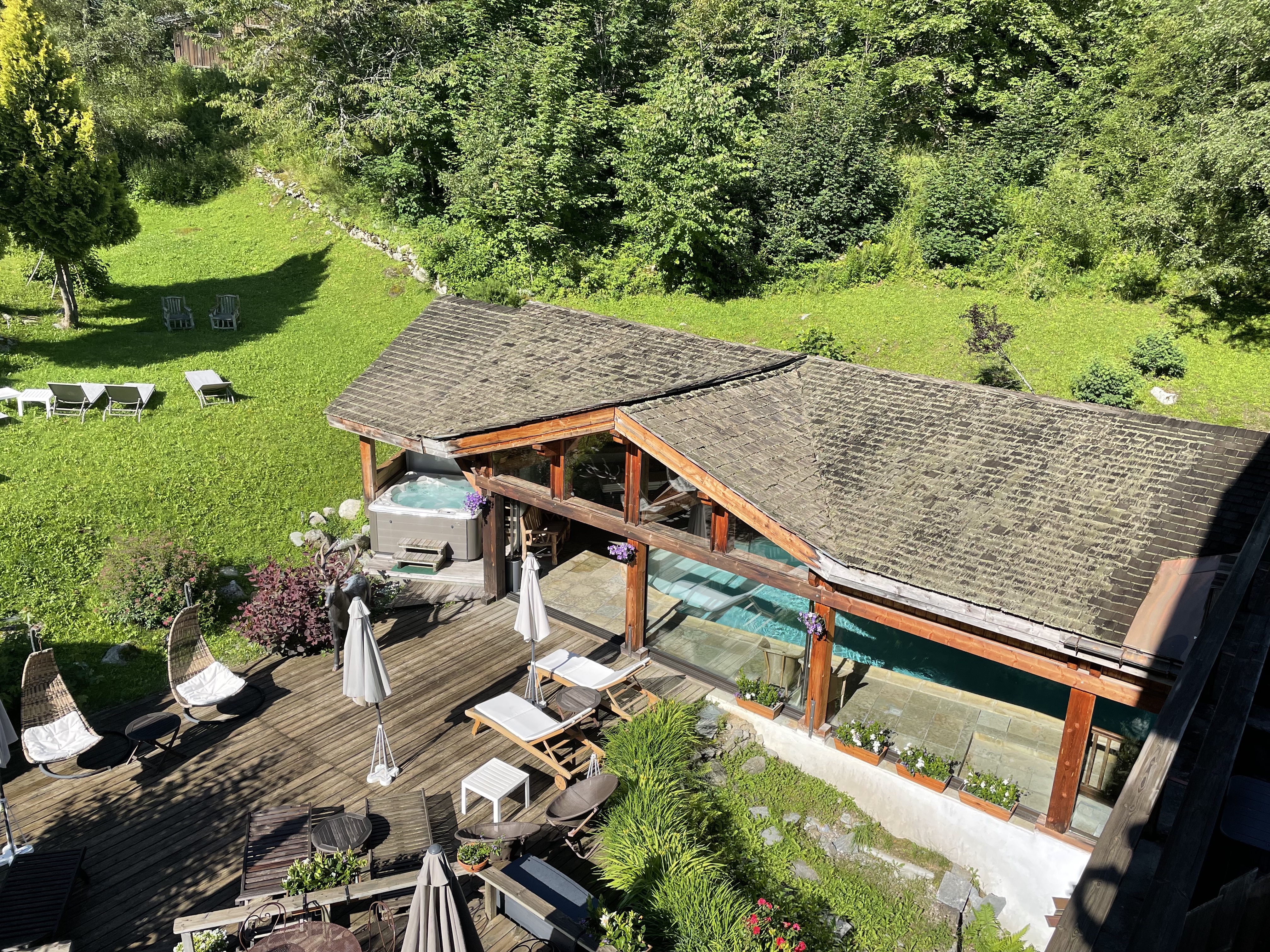 Piscine du spa face aux Aiguilles de Chamonix