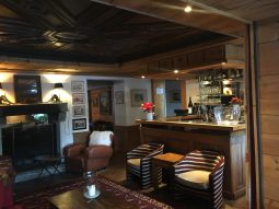Le salon club confortable du bar Chalet hotel & spa jeu de paume Chamonix Mont-Blanc au Lavancher et son restaurant bistronomique Le Rosebud