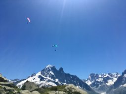 parapentes d'été et paysages de montagne de la vallée de Chamonix Mont Blanc