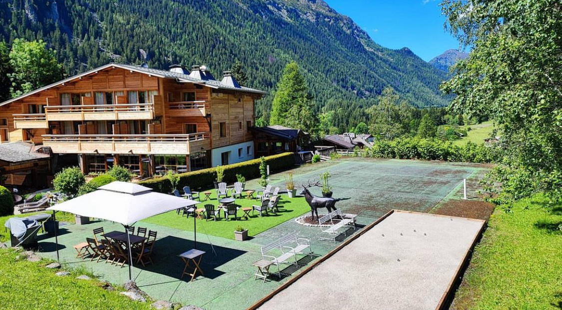 Pétanque et apéritif dans les jardins de La Table du Lavancher, vue sur la vallée de Chamonix