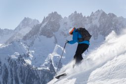 Skieur ski dans la poudreuse à Chamonix Mont-Blanc France