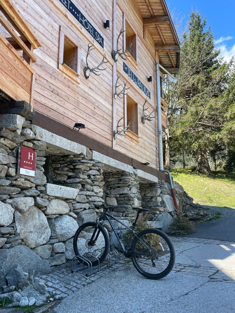 une station de vélo et vtt devant l'hôtel du jeu de paume à chamonix