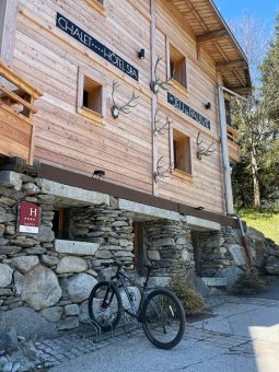 une station de vélo et vtt devant l'hôtel du jeu de paume à chamonix