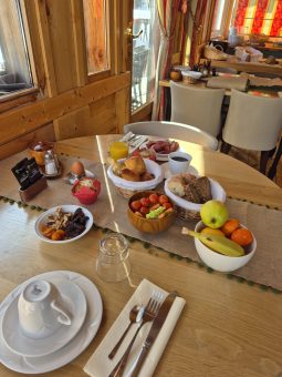 présentation d'une table de petit dejeuner brunch de l'hôtel de jeu de paume à chamonix
