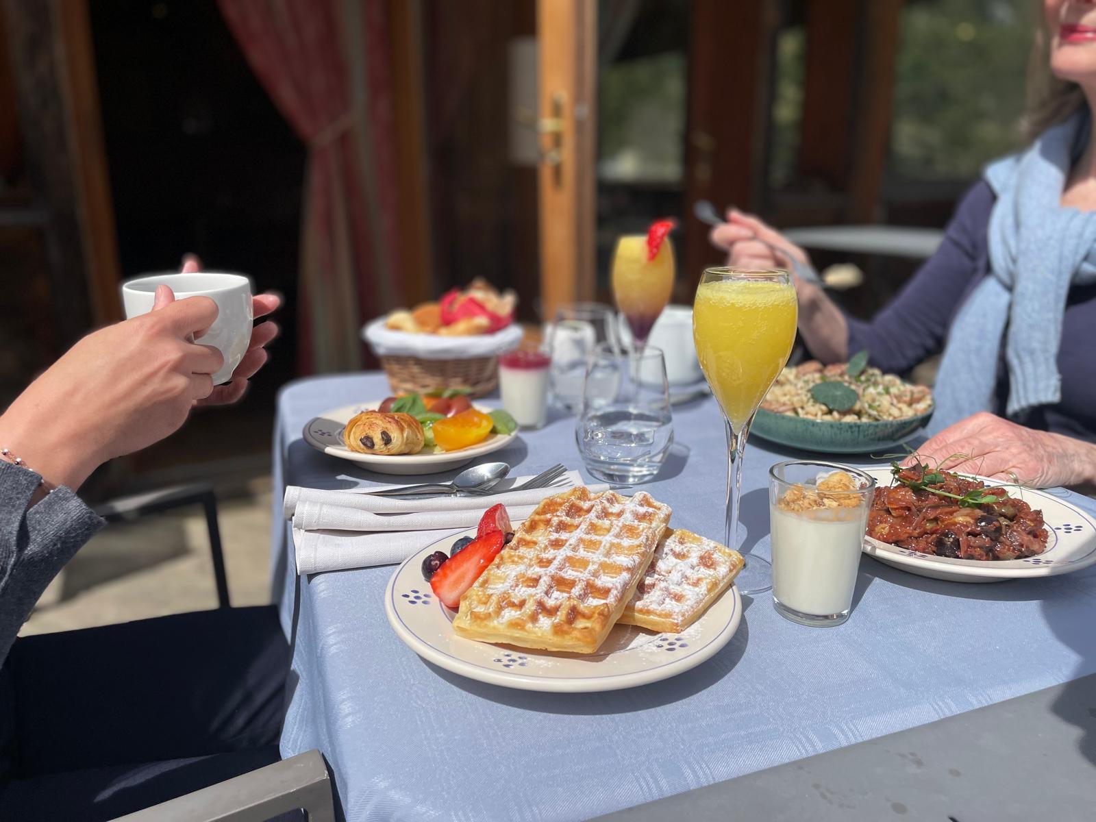 Brunch et barbecue en terrasse au Lavancher, Hôtel Jeu de Paume Chamonix