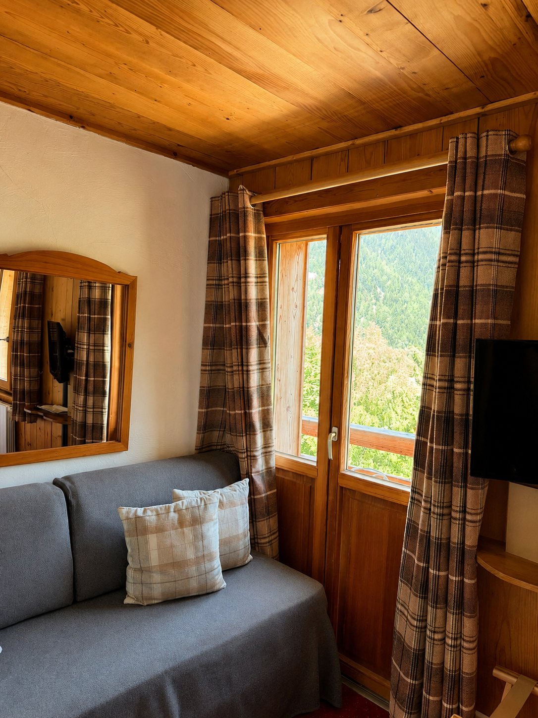 Chambre lambrissée avec banquette sous la fenêtre, Hôtel Jeu de Paume au Lavancher