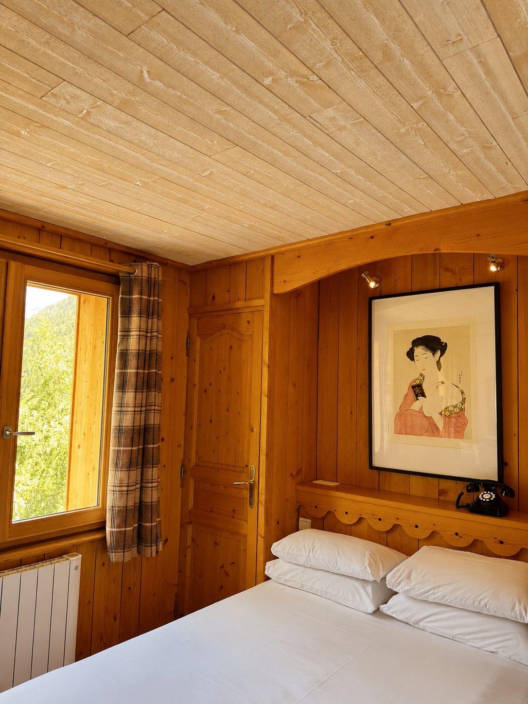 Chambre chalet chaleureuse avec estampe encadrée, Hôtel Jeu de Paume au Lavancher