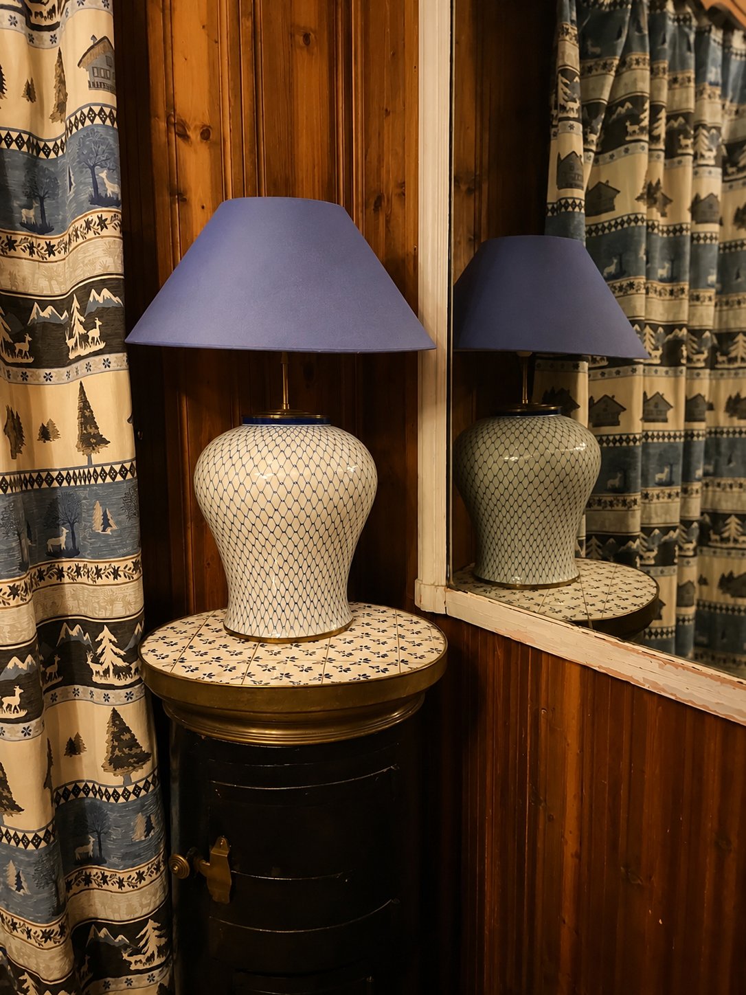 Lampes de chevet et rideaux à carreaux dans une chambre de l'Hôtel Jeu de Paume au Lavancher