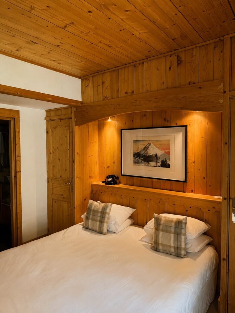 Chambre double lambrissée à l'Hôtel Jeu de Paume au Lavancher à Chamonix