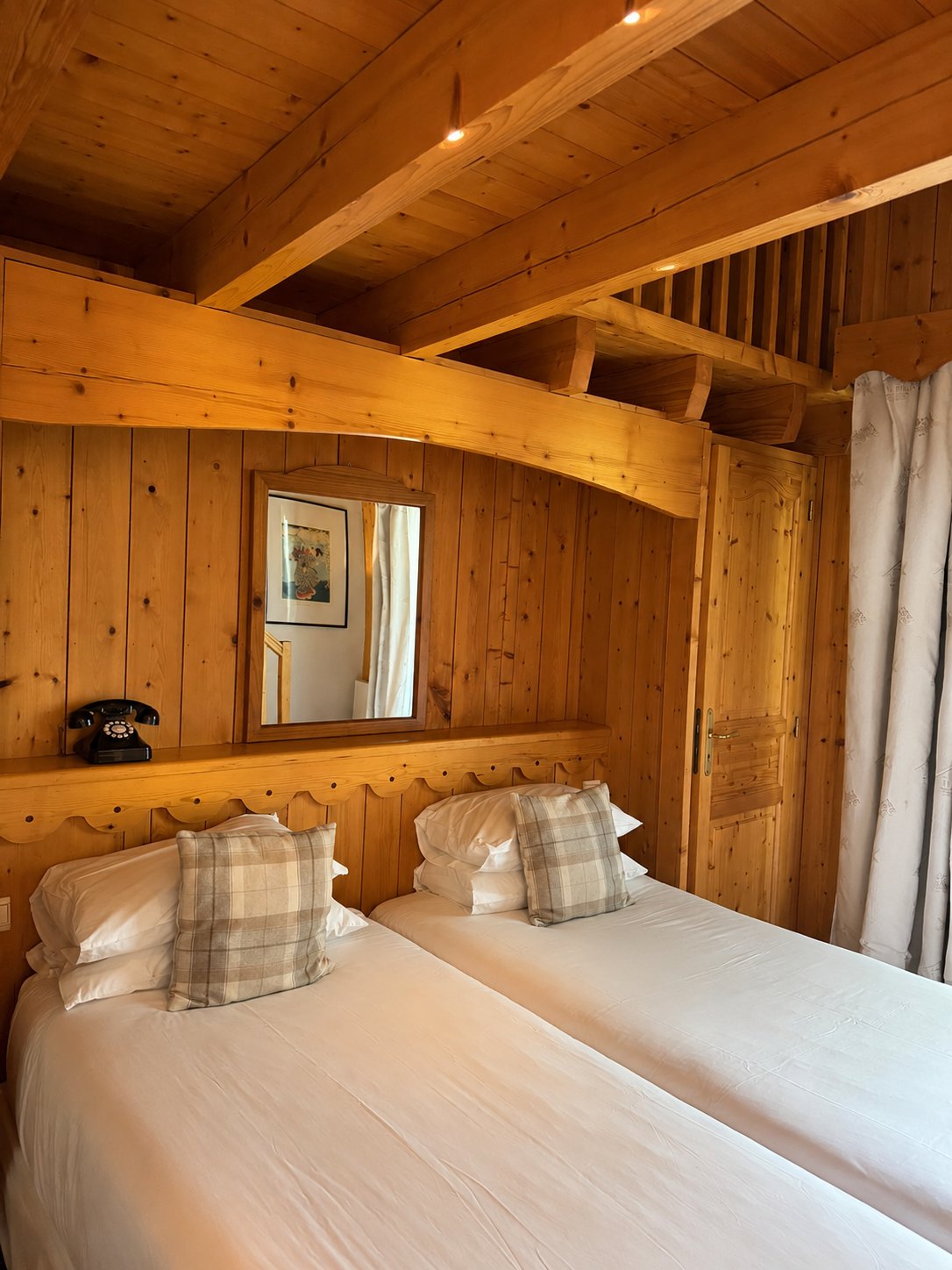 Chambre twin lambrissée avec téléphone vintage et miroir, Hôtel Jeu de Paume au Lavancher
