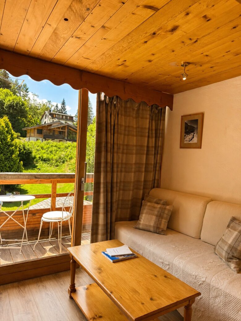 Chambre chalet avec canapé ouvrant sur le jardin, Hôtel Jeu de Paume au Lavancher à Chamonix