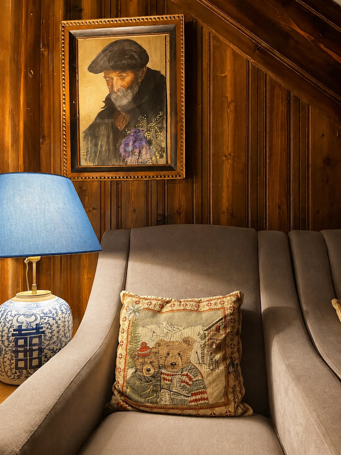 Fauteuil et portrait peint savoyard dans un coin lecture, Hôtel Jeu de Paume au Lavancher