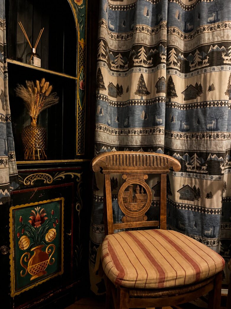 Coin salon avec chaise peinte savoyarde et rideaux à carreaux, Hôtel Jeu de Paume au Lavancher