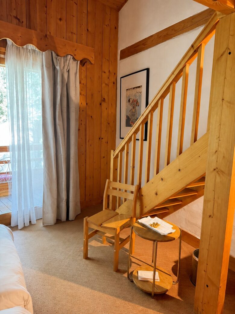 Escalier en bois intérieur du chalet de l'Hôtel Jeu de Paume au Lavancher à Chamonix