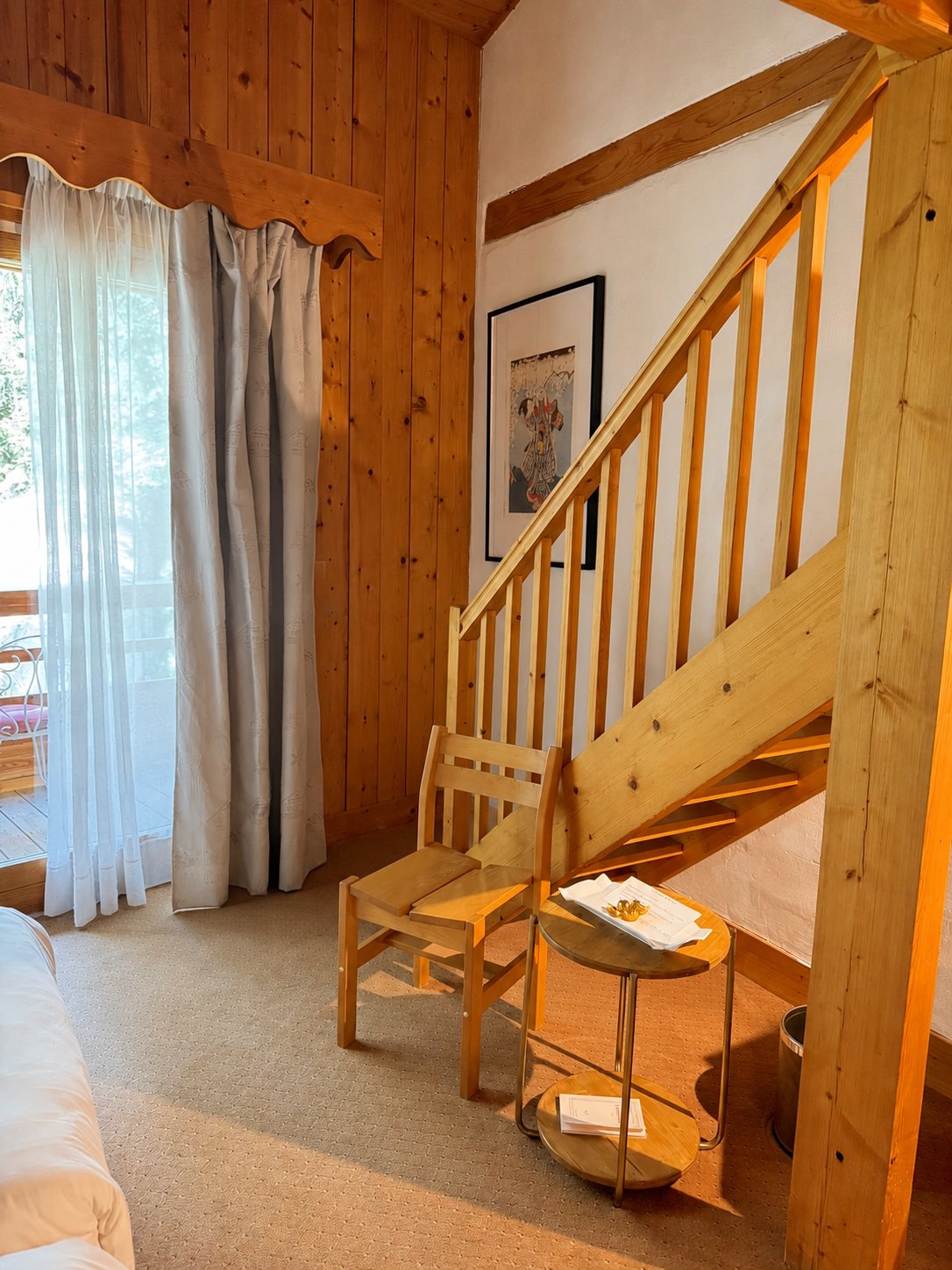 Escalier en bois intérieur du chalet de l'Hôtel Jeu de Paume au Lavancher à Chamonix