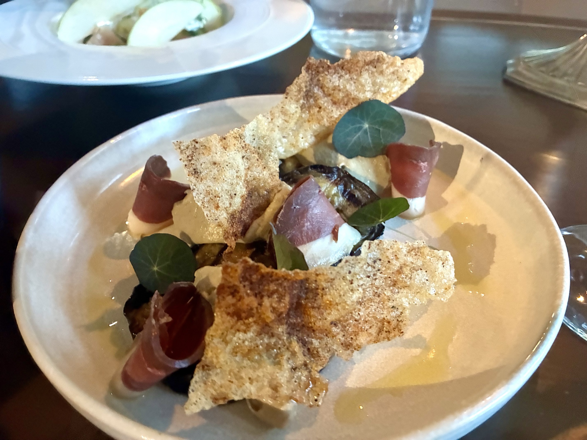 Plat gastronomique de la cheffe Mathilde Walisko, restaurant Le Rosebud Maître Restaurateur à Chamonix