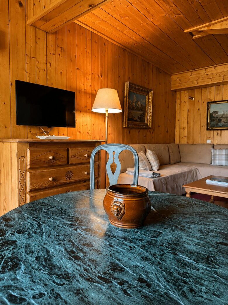 Salon de chalet avec canapé et table en marbre à l'Hôtel Jeu de Paume au Lavancher à Chamonix