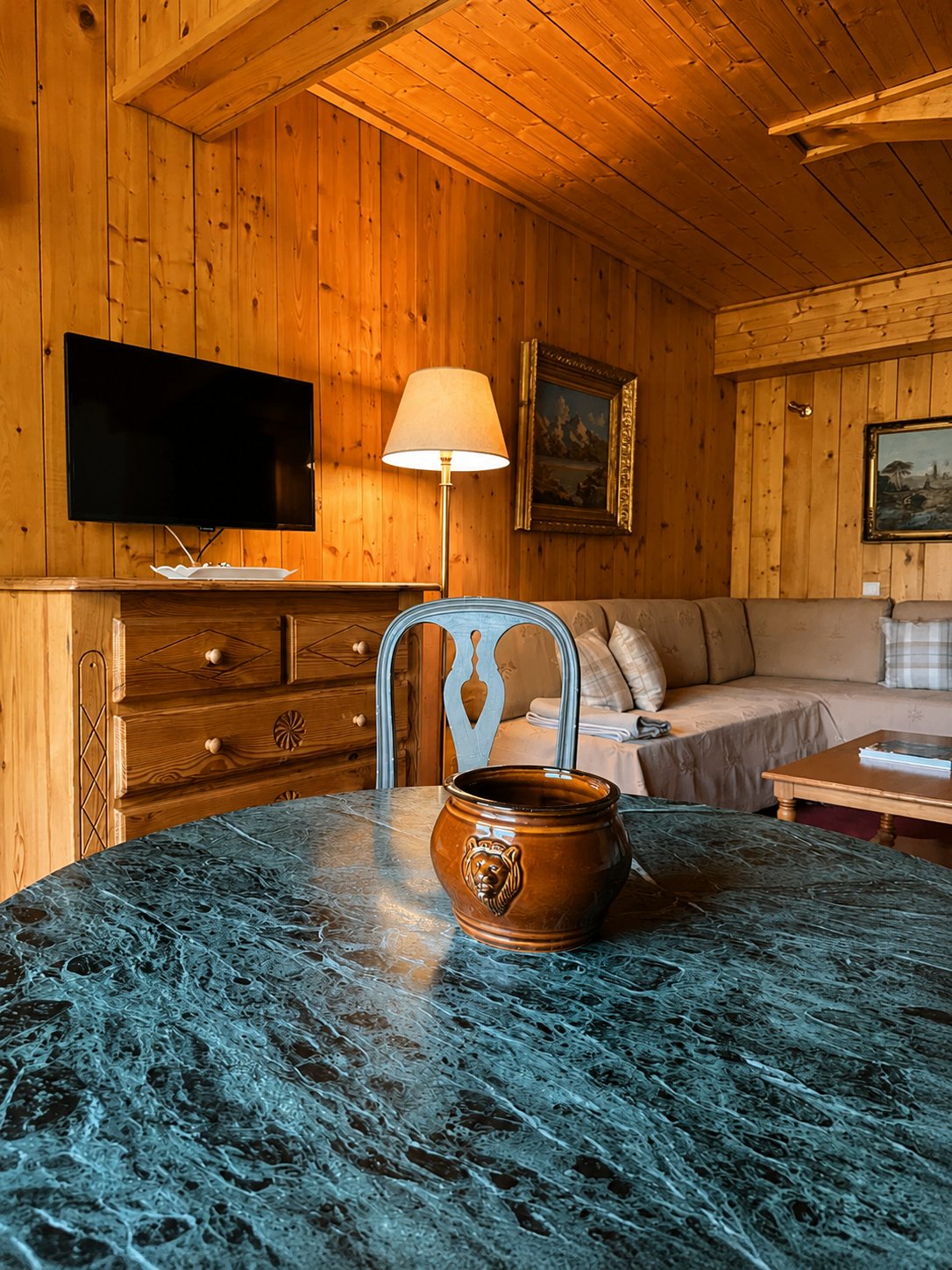Salon de chalet avec canapé et table en marbre à l'Hôtel Jeu de Paume au Lavancher à Chamonix