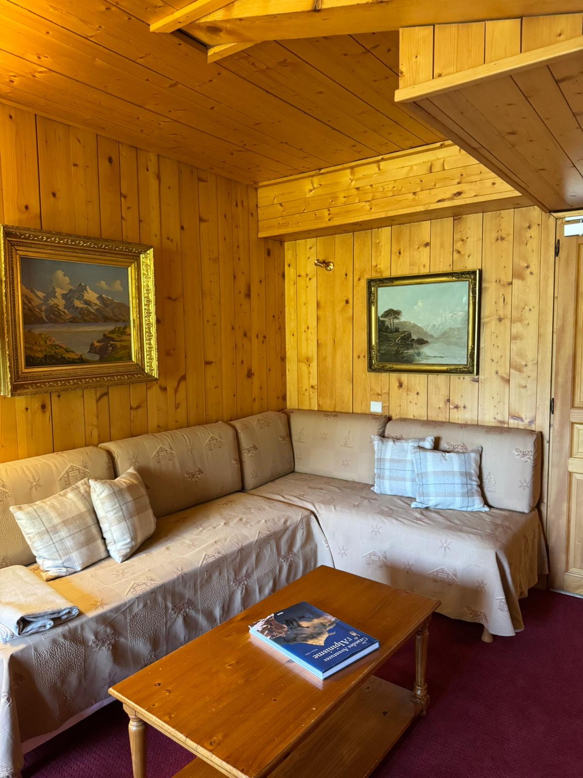 Salon coin séjour de la Chambre Privilège Montagne, chalet Hôtel Jeu de Paume au Lavancher à Chamonix