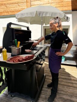 Chef préparant un barbecue en terrasse à l Hôtel Jeu de Paume à Chamonix