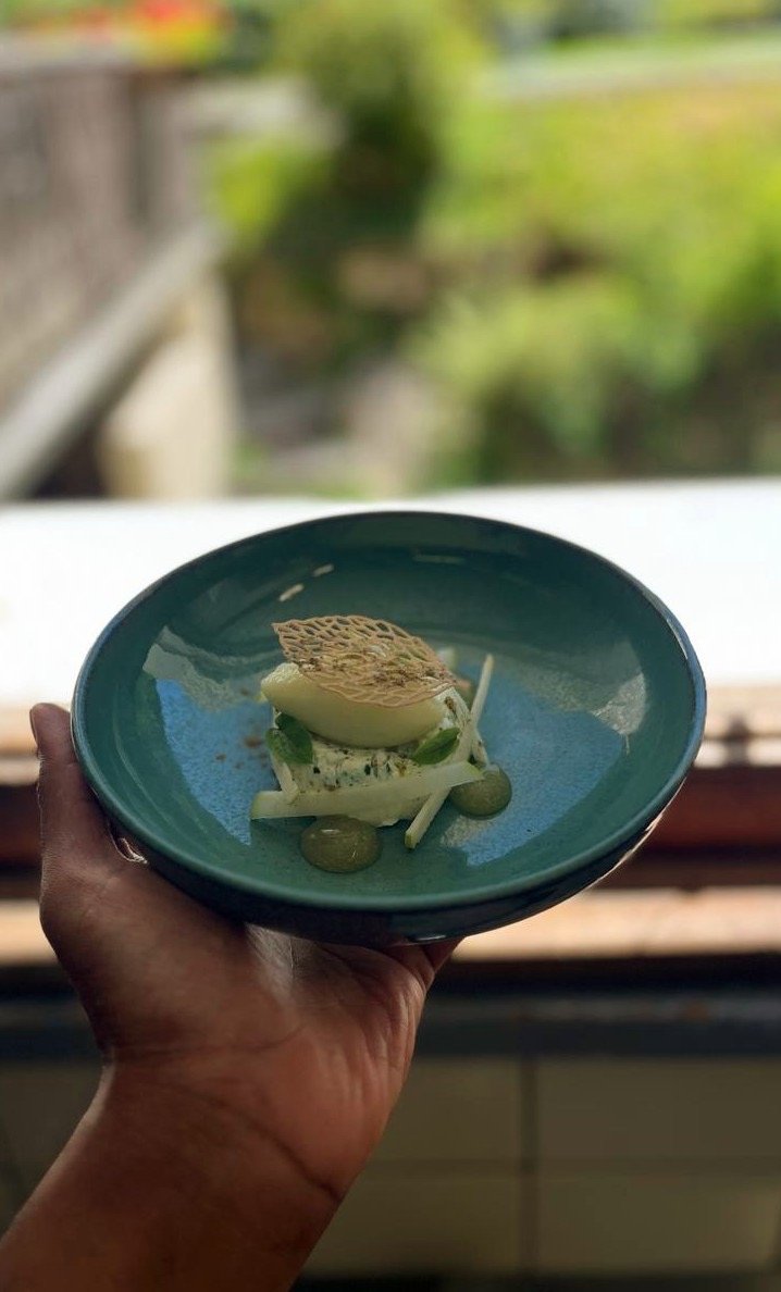 Dessert au concombre, pomme Granny Smith, génépi et sapin servi au restaurant Le Rosebud, Hôtel Jeu de Paume à Chamonix