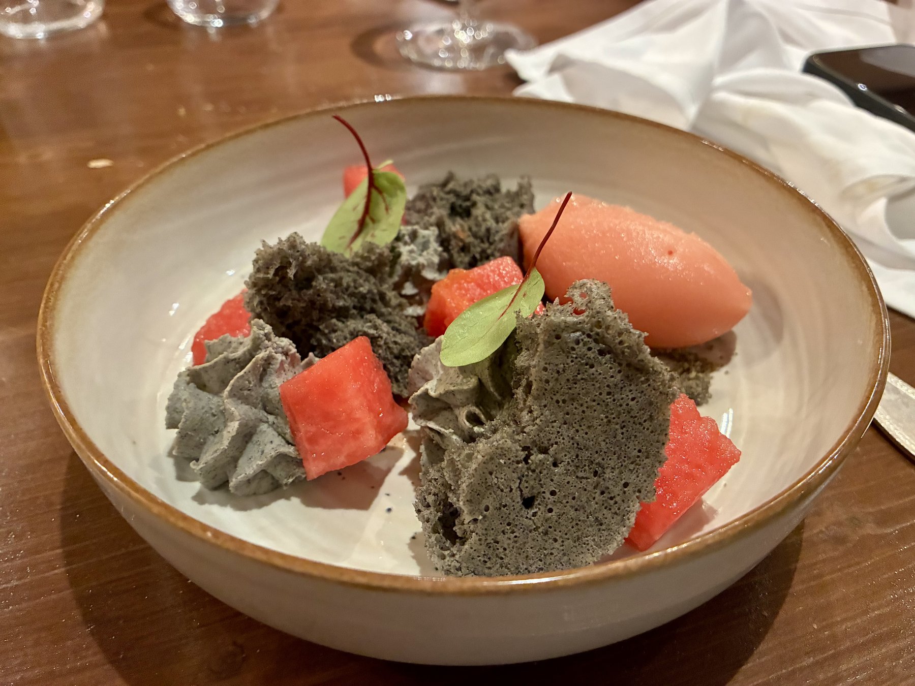 Dessert d'été au restaurant Le Rosebud à Chamonix : pastèque, sorbet et biscuit aérien