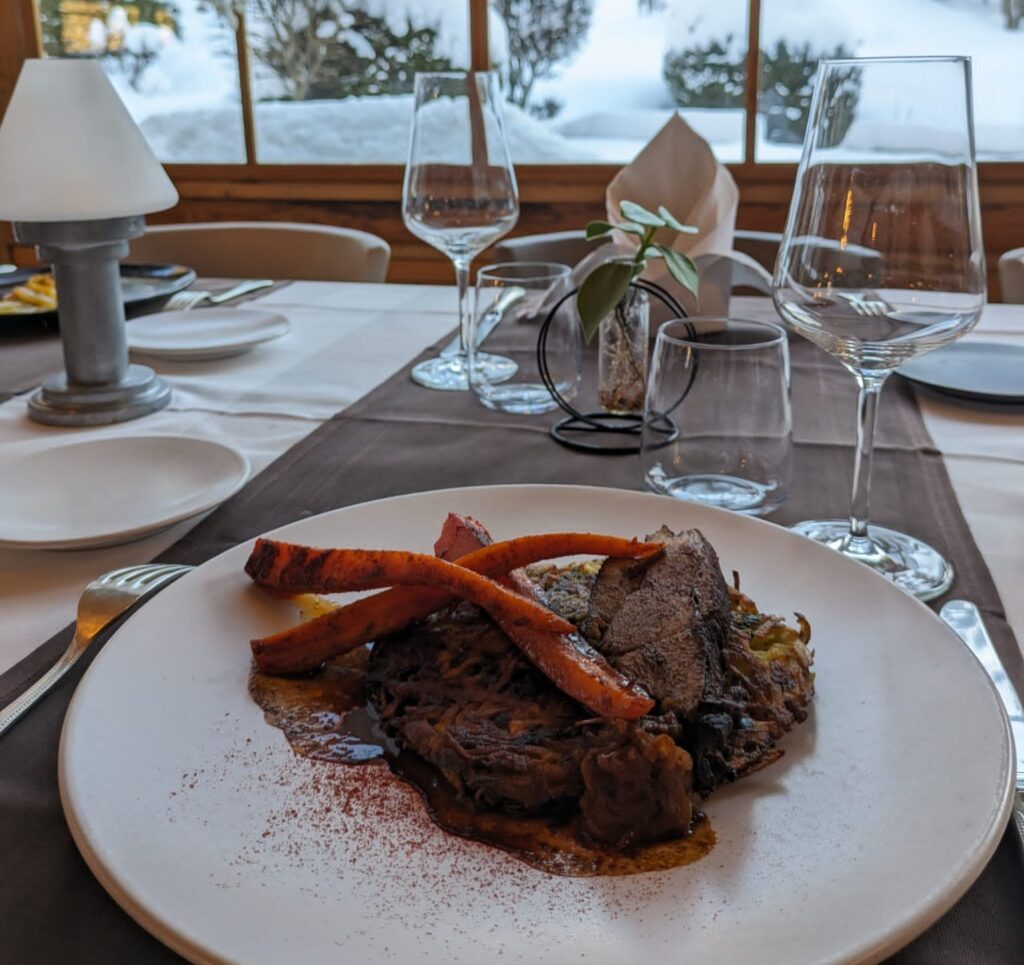 Plat mijoté servi au dîner d'hiver à La Table du Lavancher, face au jardin enneigé, Chamonix