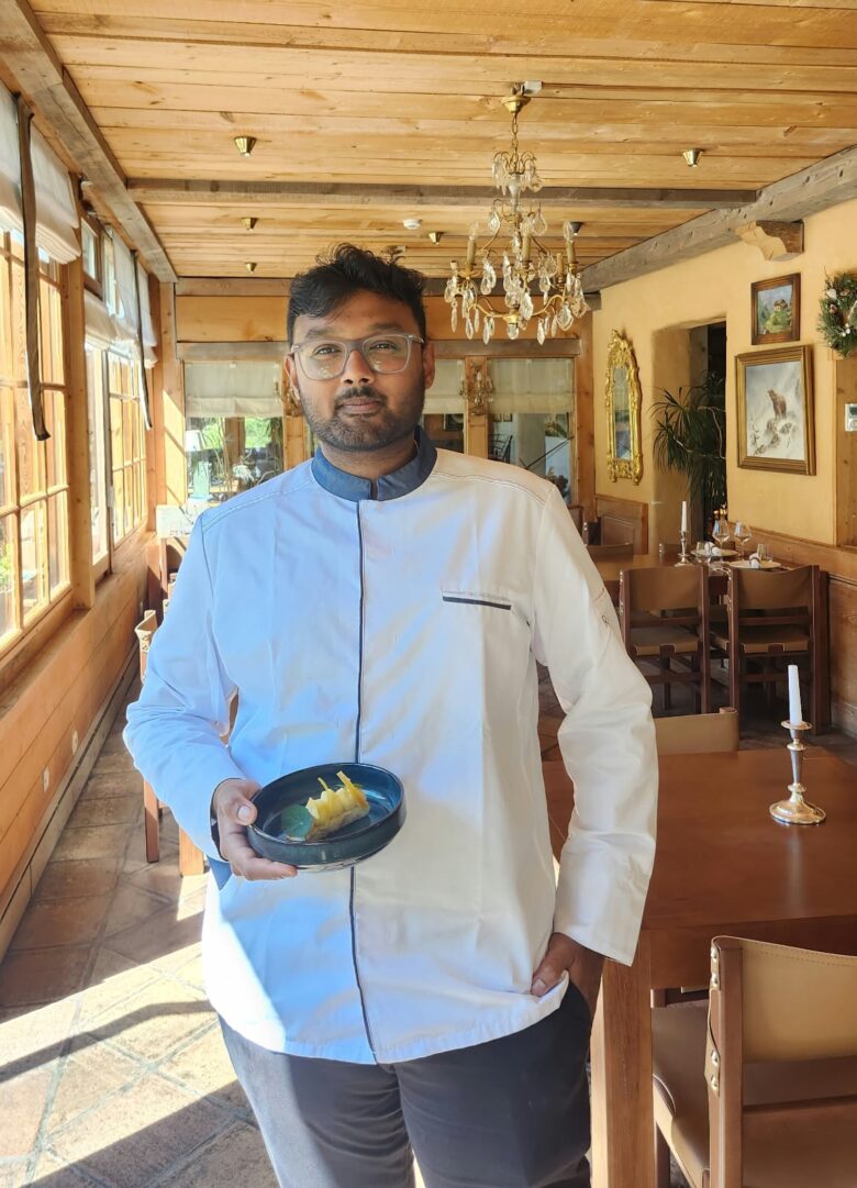 Karthik Balaji, pâtissier du restaurant Le Rosebud, présentant un dessert dans la salle de l'Hôtel Jeu de Paume à Chamonix
